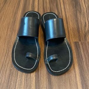 Black summer sandals with slight lifted heel